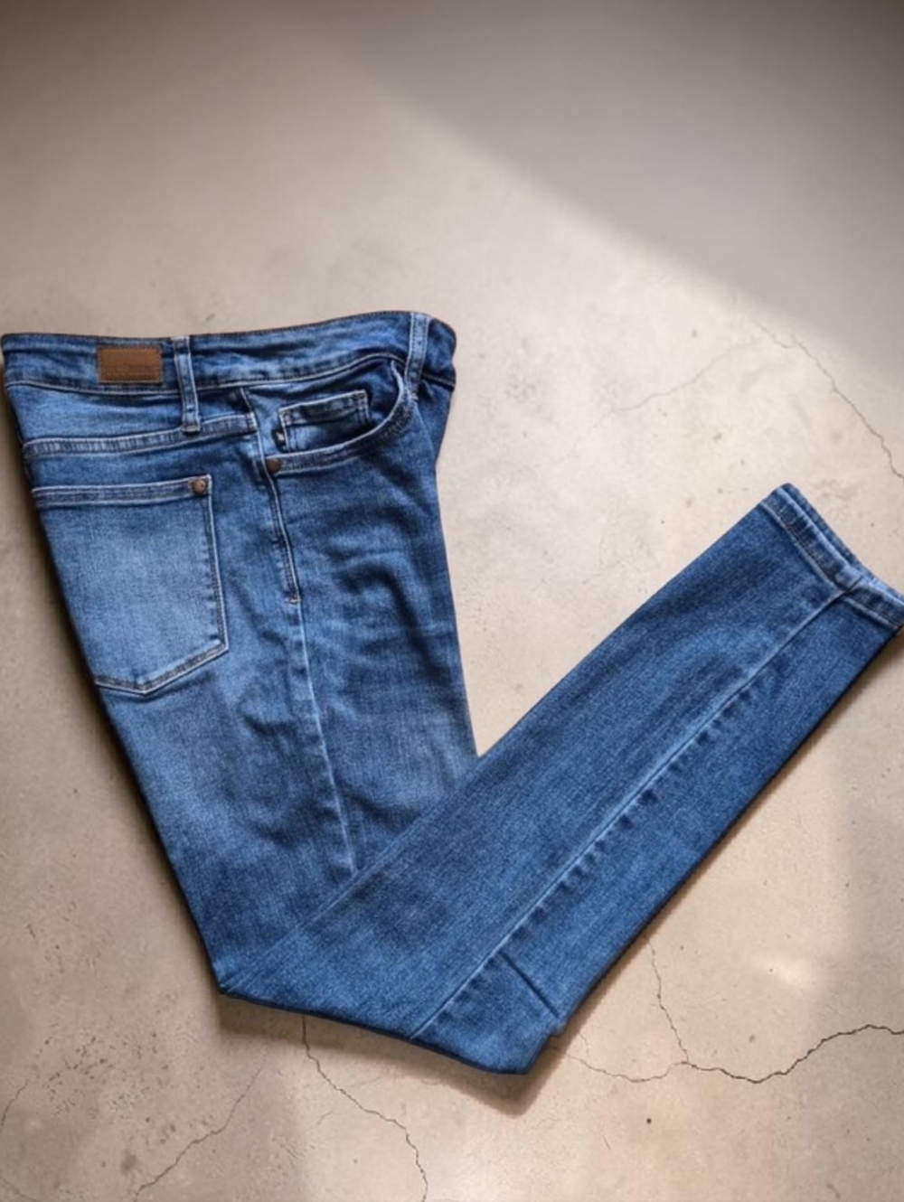 JUDY BLUE ( 7/28) JB88212 Mid Rise Skinny Fit Distressed Straight Leg Jeans